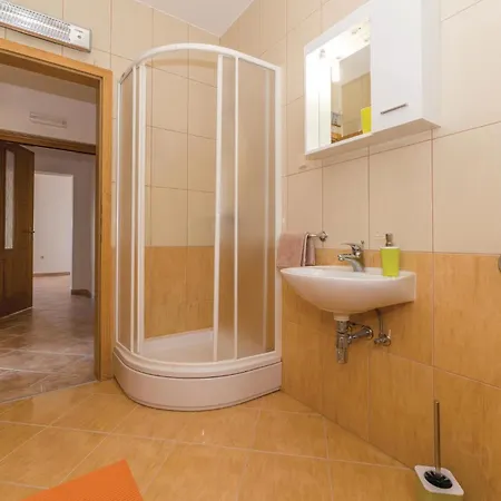 Apartment 2 Bedroom Beautiful In Vlasici